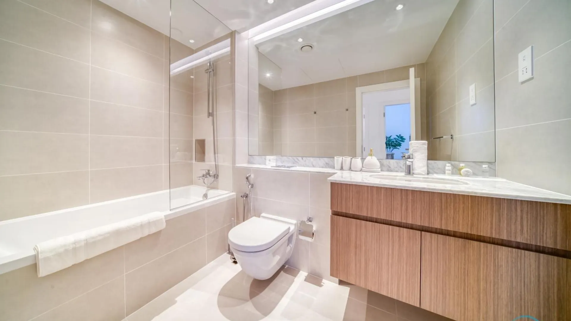 Apartment Peaceful 4Br Penthouse With Assistant Room At Le Pont Jumeirah By Deluxe Holiday Homes Dubai United Arab Emirates